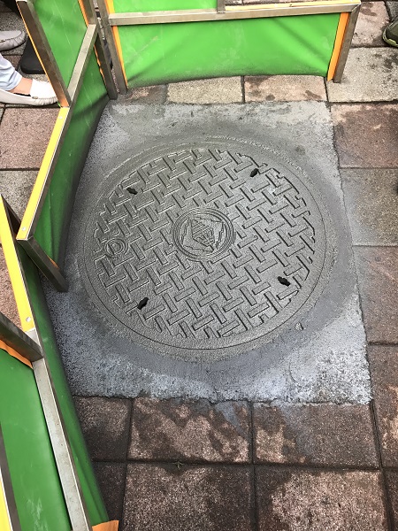 人孔蓋抗滑材料完工後狀態。 圖：台北新工處提供