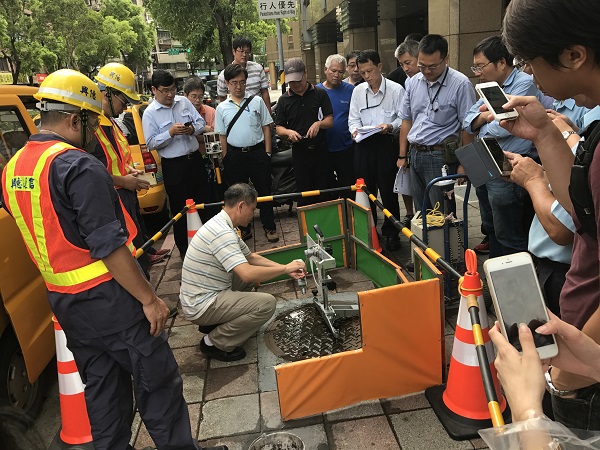 人孔蓋抗滑試驗。 圖：台北新工處提供