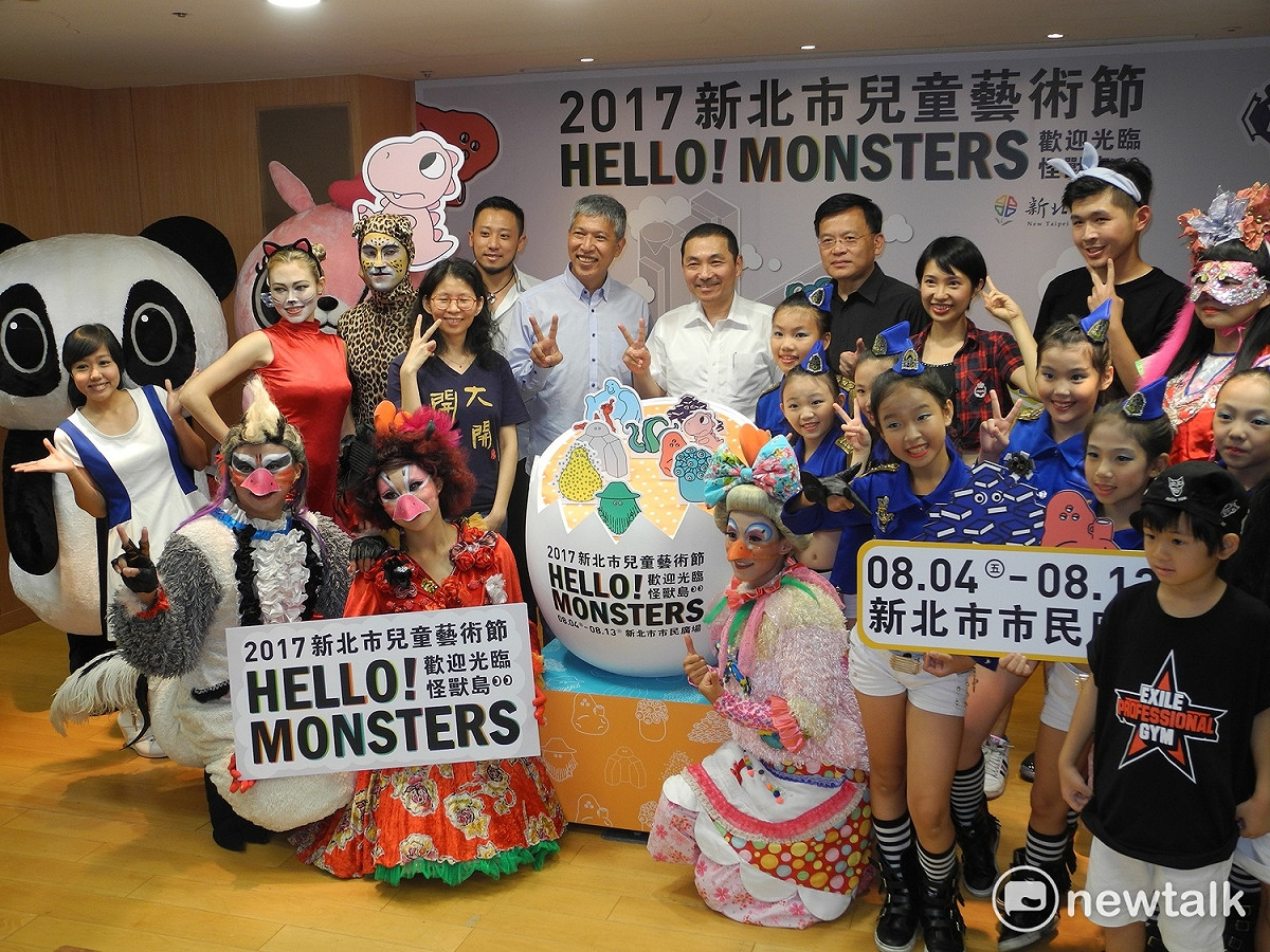 「2017新北市兒童藝術節」將8月4日至13日在新北市市民廣場登場，副市長侯友宜及表演團體邀大小朋友來體驗。資料照片。 圖：王峻昌／攝