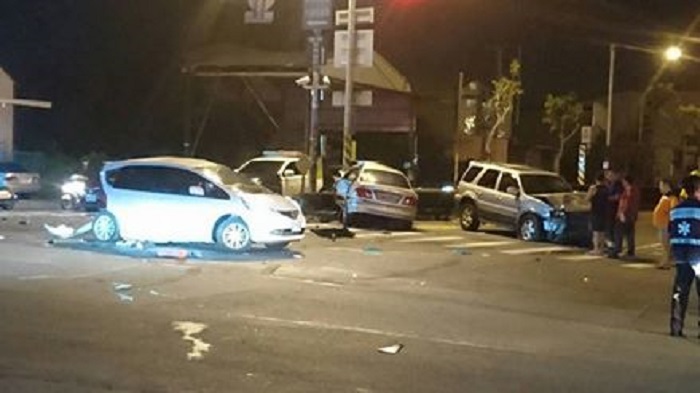 屏東縣萬丹鄉和平西路今（4）日晚間9時許發生3輛自小客車連環撞車禍。車禍 圖：屏東縣消防局提供