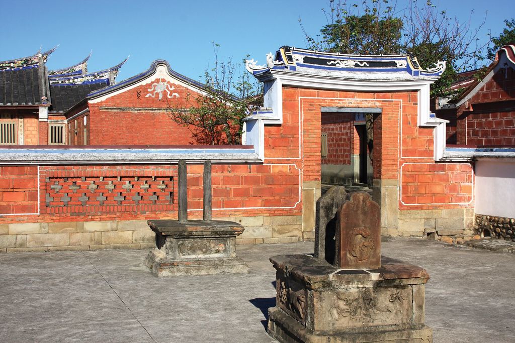 李騰芳古宅外埕有兩對旗杆座，一對為木座一對為石座。 圖：翻攝桃園觀光導覽網