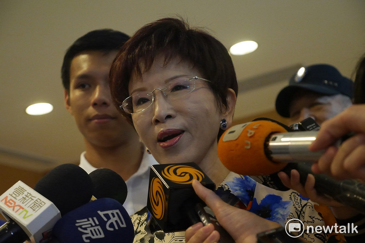 外傳國民黨內出現「兩個太陽」，洪秀柱今（5）天上午出席藍天行動聯盟成立大會開玩笑地表示，「我好失望，我以為還有我」。 圖：趙婉淳／攝