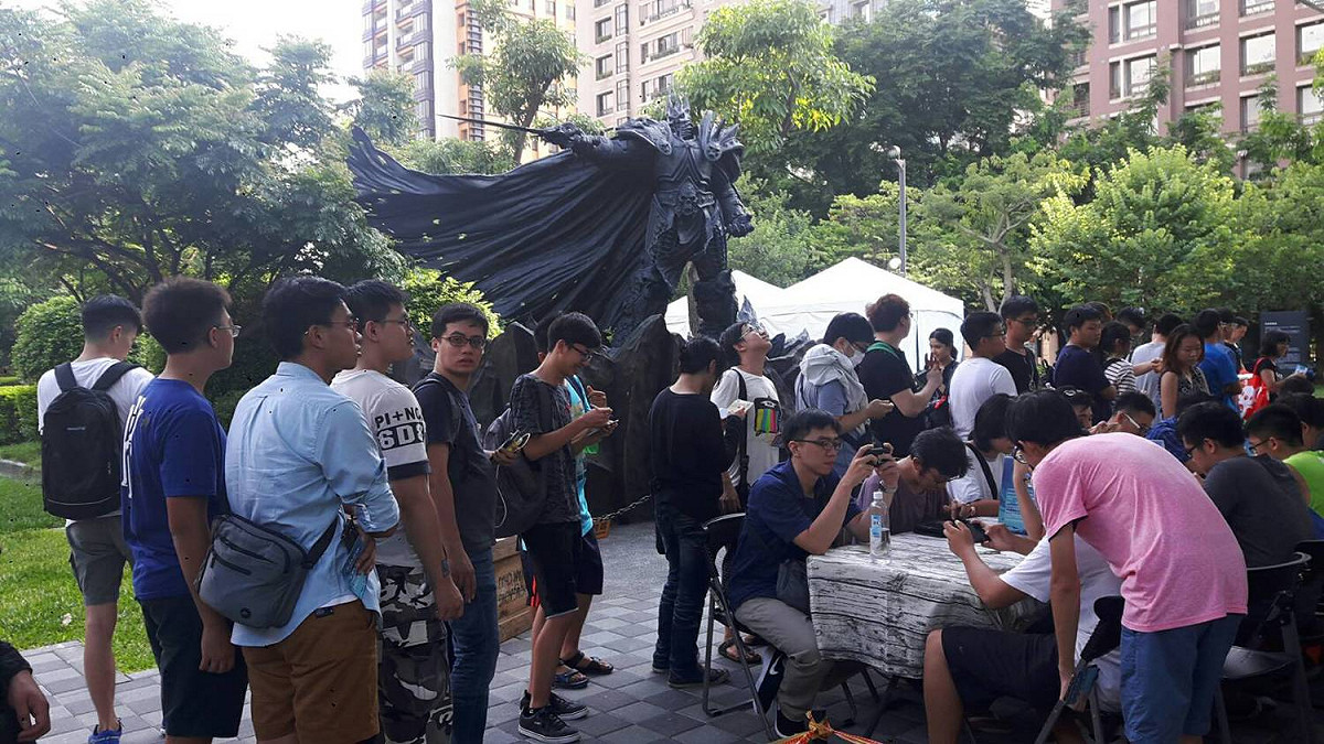 現場也有魔獸世界的主要角色之一，巨大的巫妖王阿薩斯模型供玩家拍照。 圖：朱泓任／攝