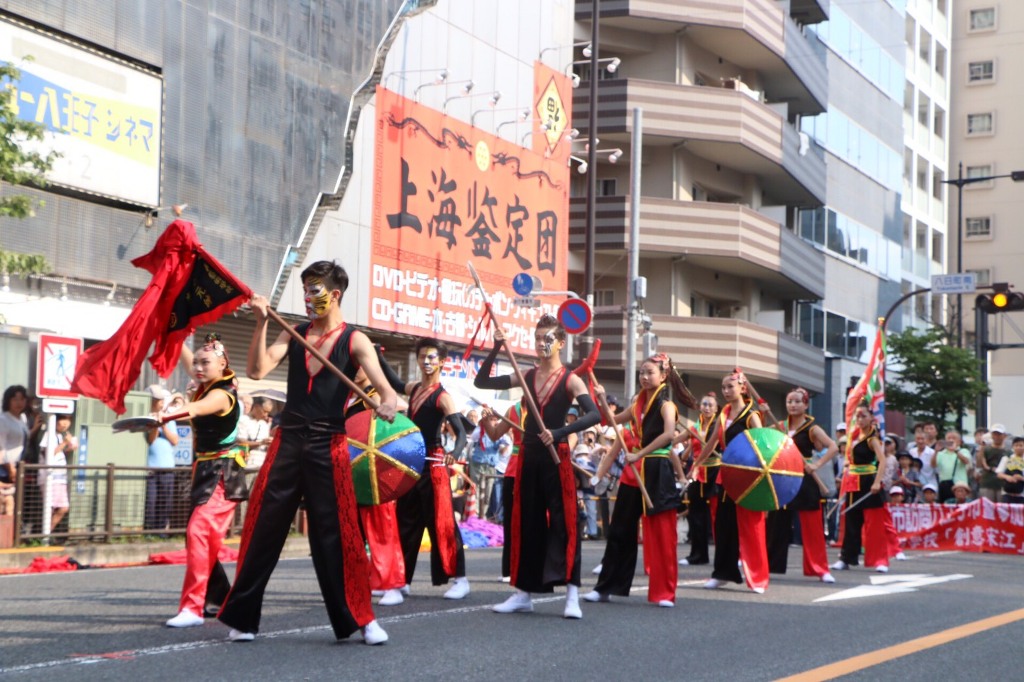 高雄市中華藝術學校「創意宋江舞團」，以民俗舞蹈及武功演譯高雄宋江陣新風貌，展現南台灣特有的宋江藝陣文化精神，成為八王子祭焦點之一。 圖：高雄市政府提供
