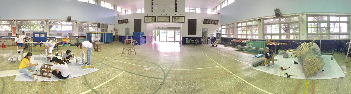 「2017桃園地景藝術節」霄裡國小活動中心，就是這樣變成一座藝術創作工廠，除了潘羽祐外，來自日本越後妻有藝術祭的藤井芳則，今年依舊攜手駐村創作，和潘羽祐同時在霄裡國小活動中心尬創作。 圖:桃園市文化局提供