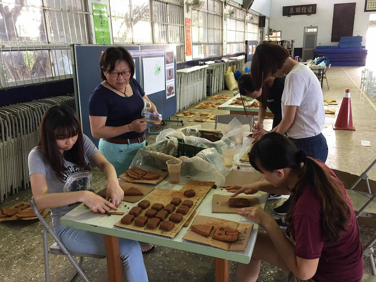 《霄裡風》正是透過霄裡國小學生及元智大學和香港實習生繪製，在地文化寶貝-玉元宮、文馨堂、唐朝居、石母娘娘廟、浣衣池，讓來桃園遊賞「2017桃園地景藝術節」的旅人，走過八德竹宵百年的歷史人文。 圖:桃園市文化局提供