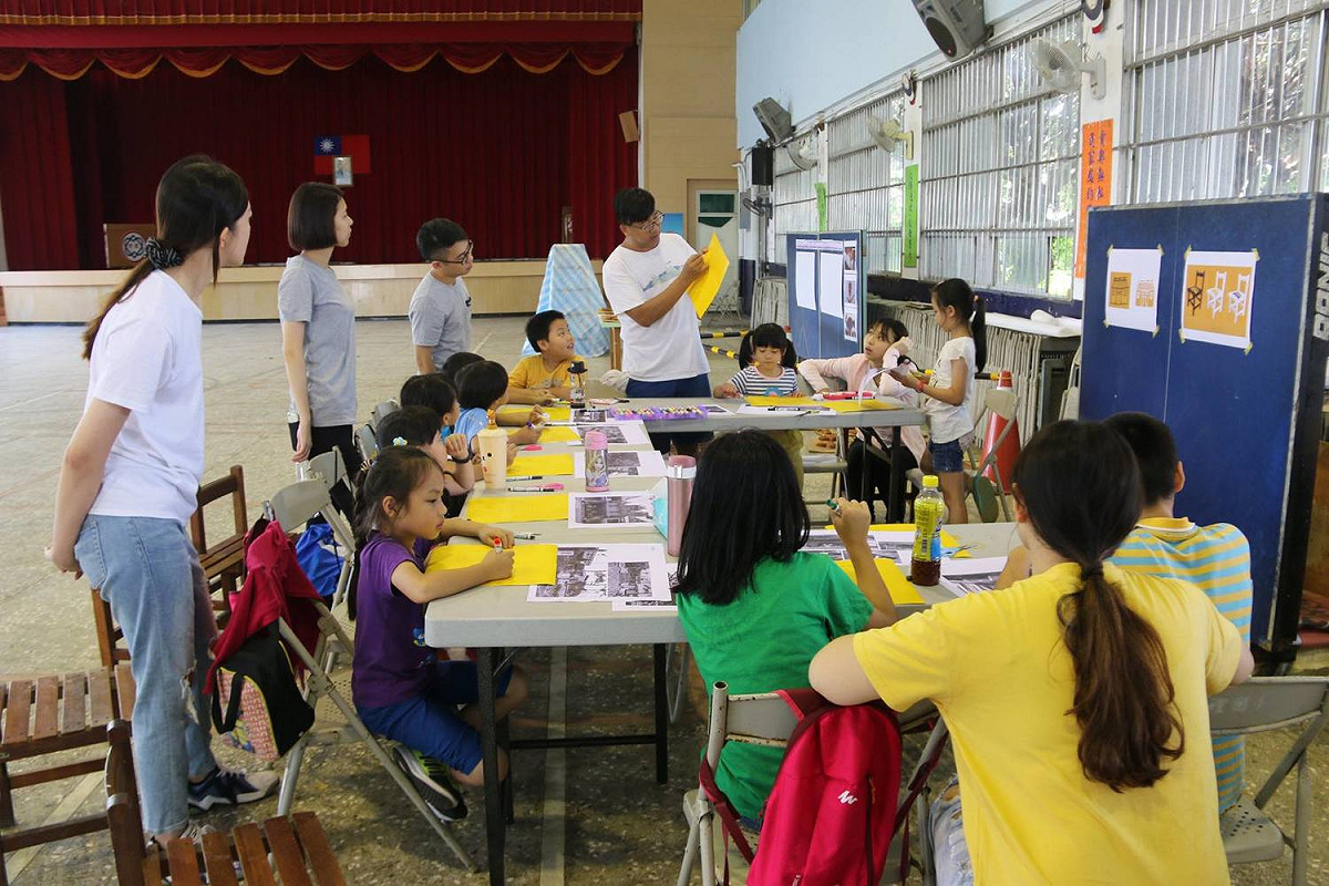 《霄裡風》正是透過霄裡國小學生及元智大學和香港實習生繪製，在地文化寶貝-玉元宮、文馨堂、唐朝居、石母娘娘廟、浣衣池，讓來桃園遊賞「2017桃園地景藝術節」的旅人，走過八德竹宵百年的歷史人文。 圖:桃園市文化局提供