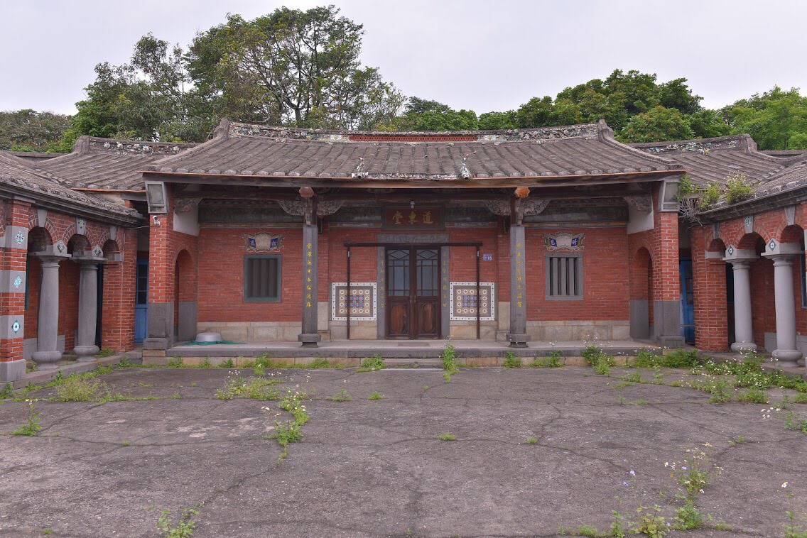 「2017桃園地景藝術節」將於8月18日登場，到楊梅看看百年客家傳統古厝道東堂，了解台灣百年來的移民史，再到觀音廣福社區浸沐在藝術家周學涵、姜名駿啟發自農耕生活，於別人的農地上，所設計的《秧秧》作品。 圖:桃園市文化局提供