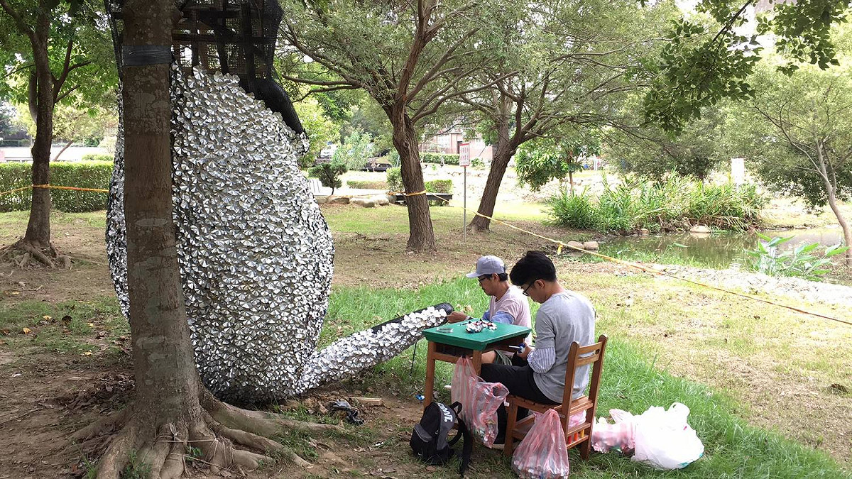 藤井芳則為2017桃園地景藝術節所創作的《戲畫青蛙》（GIGA FROG），與德育、虹橋幼兒園及竹霄社區發展協會，一同製作這件具有濃濃環境醒思的作品。 圖:桃園市文化局提供