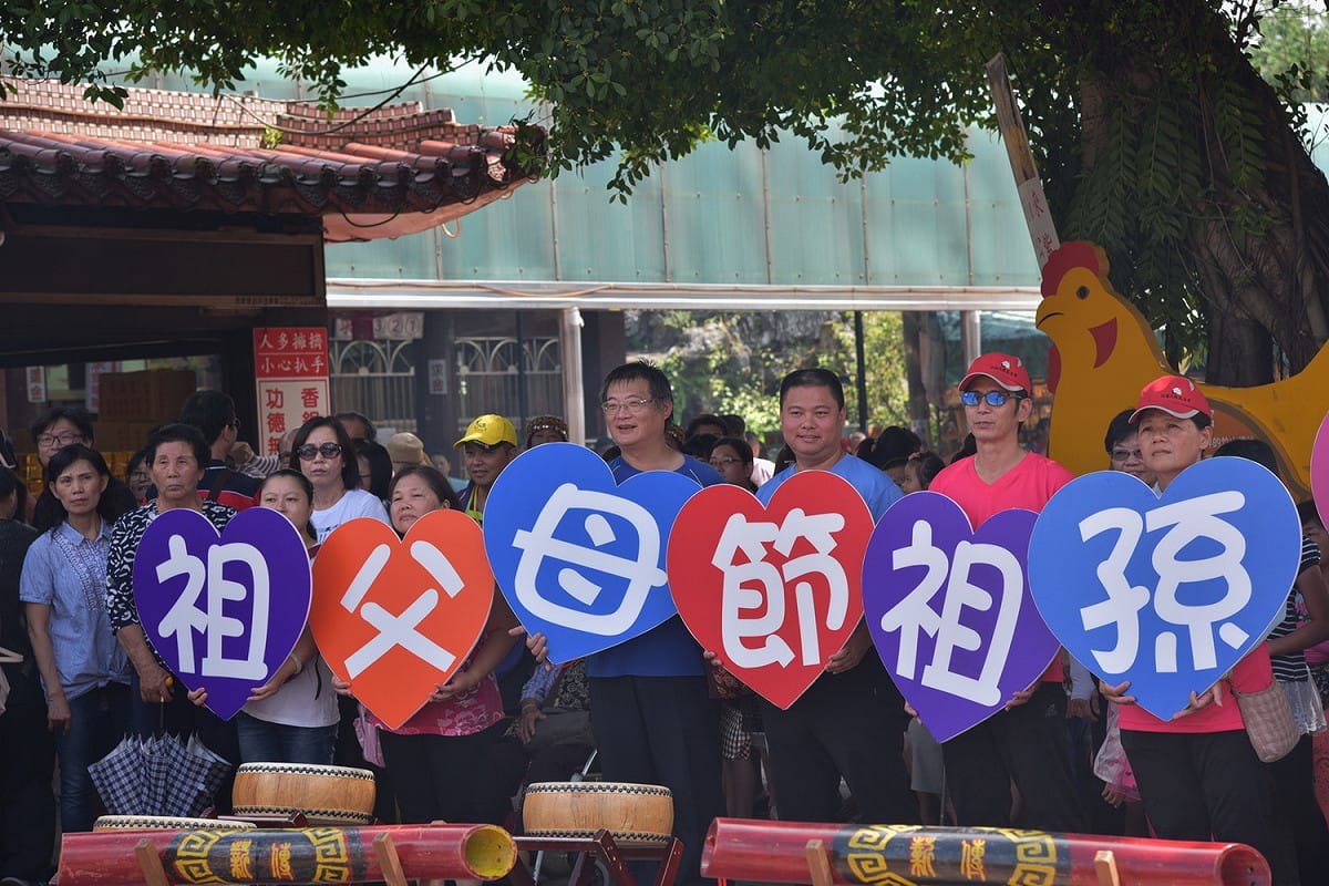 祖父母節是每年8月第4個禮拜天，今年是8月27日，南投縣家庭教育中心連辦兩場快閃活動。 圖：南投縣政府提供