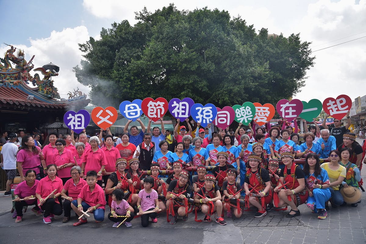 為喚起各界對於親情、孝道及敬老尊賢倫理道德的重視，教育部自民國99年起推動「祖父母節」。 圖：南投縣政府提供