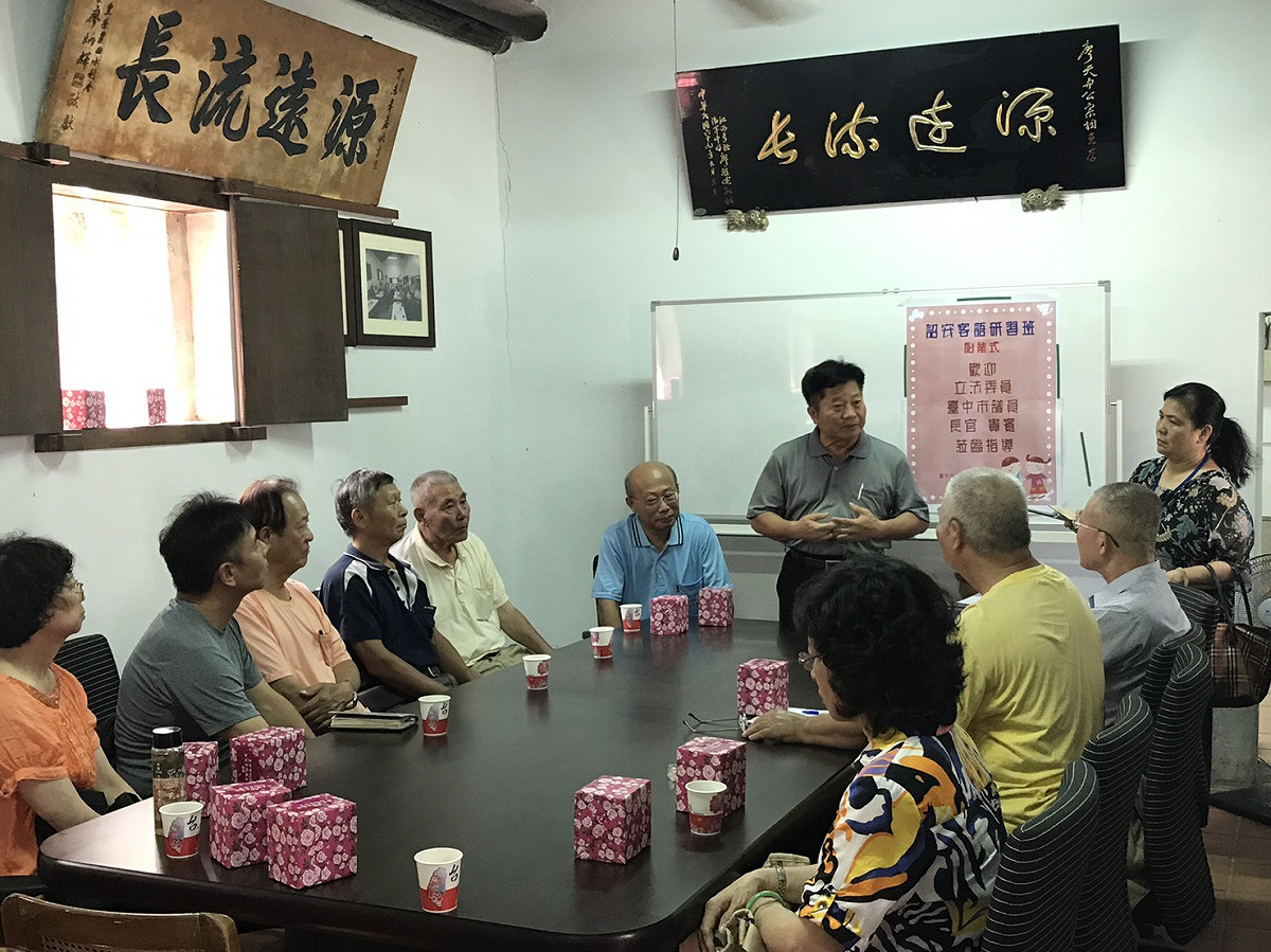 劉主委也感謝張廖家廟及雲林二崙崇遠堂宗親廖俊龍老師協助推動客語扎根，讓熱愛客家文化的鄉親能夠共襄盛舉，減緩詔安客語的流失速度，盼能促進台中市客語整體發展，提升客語復甦成效。 圖：台中市政府客委會提供