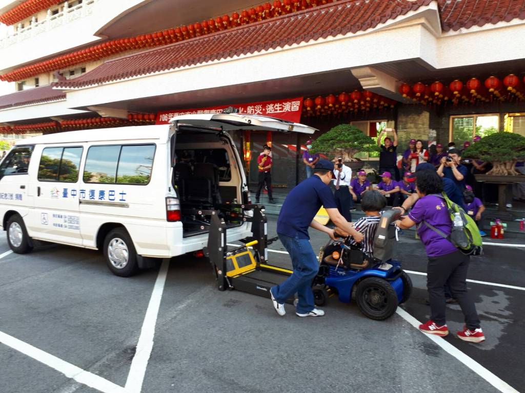 社會局建議，搭乘復康巴士的身心障礙朋友，可主動了解車內消防安全設施設備及疏散逃生方式，共同維護乘車安全。 圖：台中市政府社會局提供