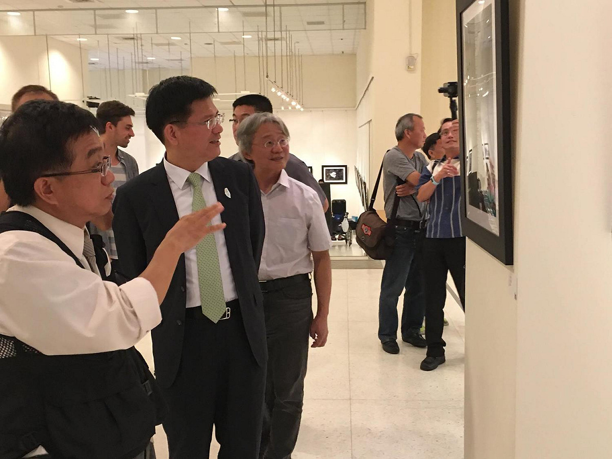 台中市長林佳龍今(6)日主持開幕儀式，以一首「千風之歌」緬懷余如季，並透露目前正向中央爭取在台中設立「國家攝影館」，希望永久珍藏余如季的攝影作品。 圖：翻攝台中市大墩文化中心臉書