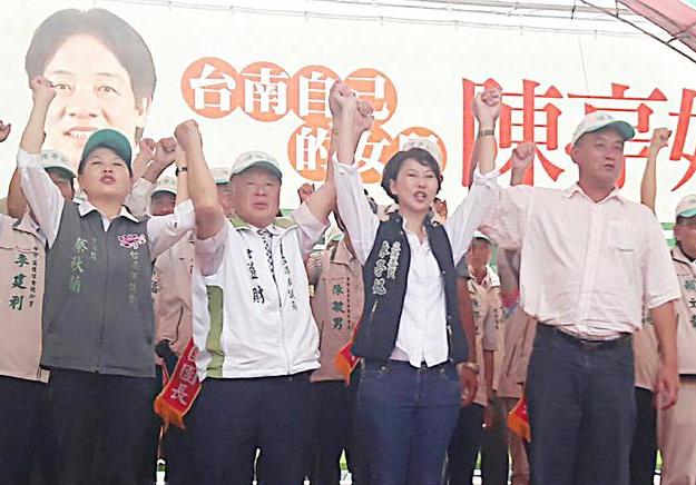 爭取民進黨下屆台南市長提名的立委抵達學甲後援會的現場時，一一與近2000名民眾握手，場面熱絡。 圖：陳亭妃服務處提供