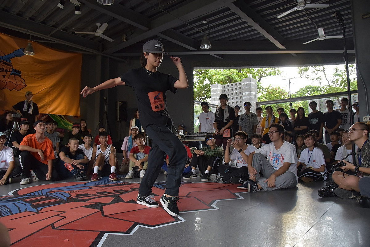 一群熱愛街舞的屏東青年，在昨（6）日下午舉辦「Get It Up高中職街舞大賽」，來自全台各地180名舞林高手，齊聚在屏東縣青少年中心大展舞藝。 圖：屏東縣政府/提供