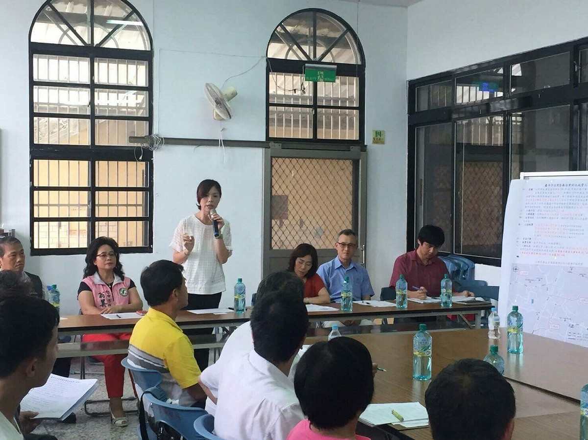 經立法委員洪慈庸（中站立者）爭取，台中市后里區的自水來普及率可達99.9%。 圖：立委洪慈庸辦公室/提供