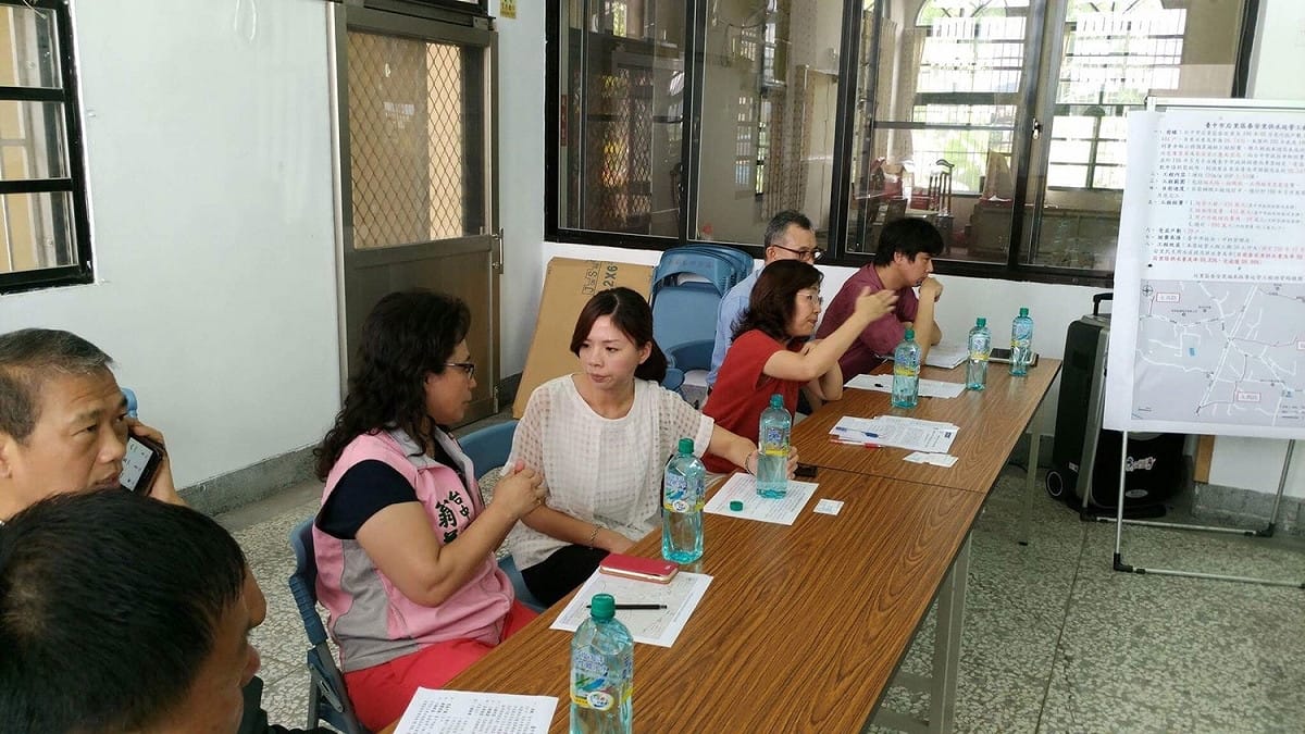 立法委員洪慈庸（中）及台中市議員翁美春多次參與自來水延管工程協調會。圖：立委洪慈庸辦公室/提供 圖：立委洪慈庸辦公室/提供