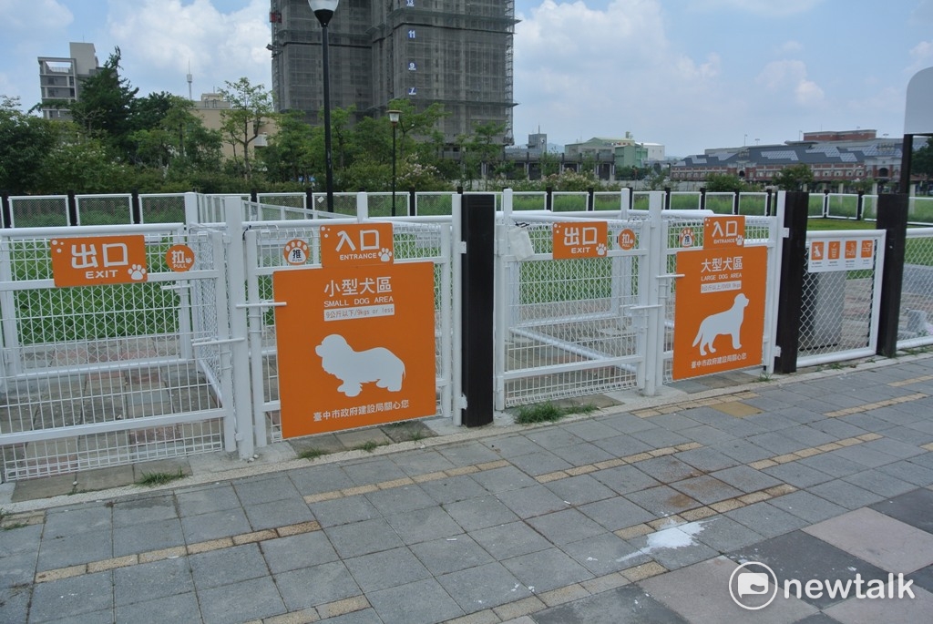 泉源公園是台中市第一座寵物專用公園，大型犬與小型犬有不同的活空間，從入口處就分流。 圖：唐復年/攝