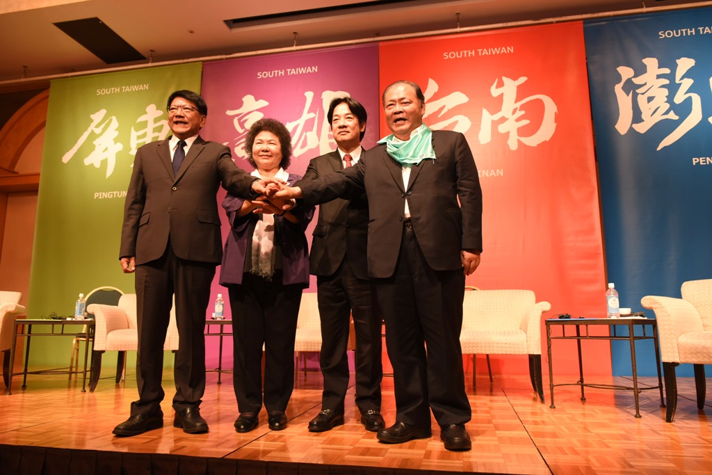 屏東縣長潘孟安、高雄市長陳菊、台南市長賴清德及澎湖縣長陳光復攜手出席四縣市東京聯合觀光行銷活動，加上各地的族群文化及風味美食，一同為南台灣觀光發聲。 圖 : 屏東縣政府 / 提供