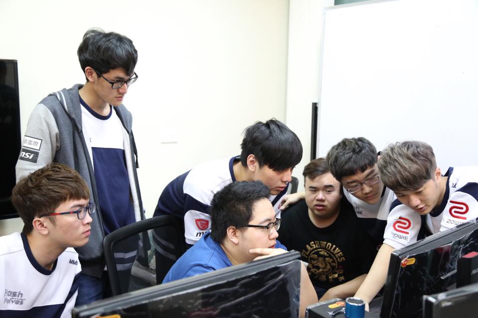 今日（8）是父親節，台灣職業電競隊伍閃電狼也以相當逗趣的慶祝。 圖：翻攝自 閃電狼 臉書專頁