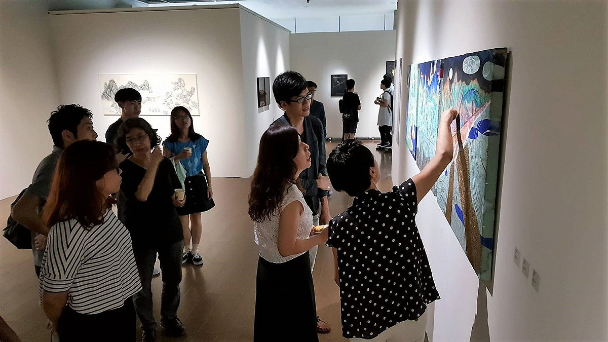 宮教授與參展藝術家經驗交流。 圖：東海大學/提供