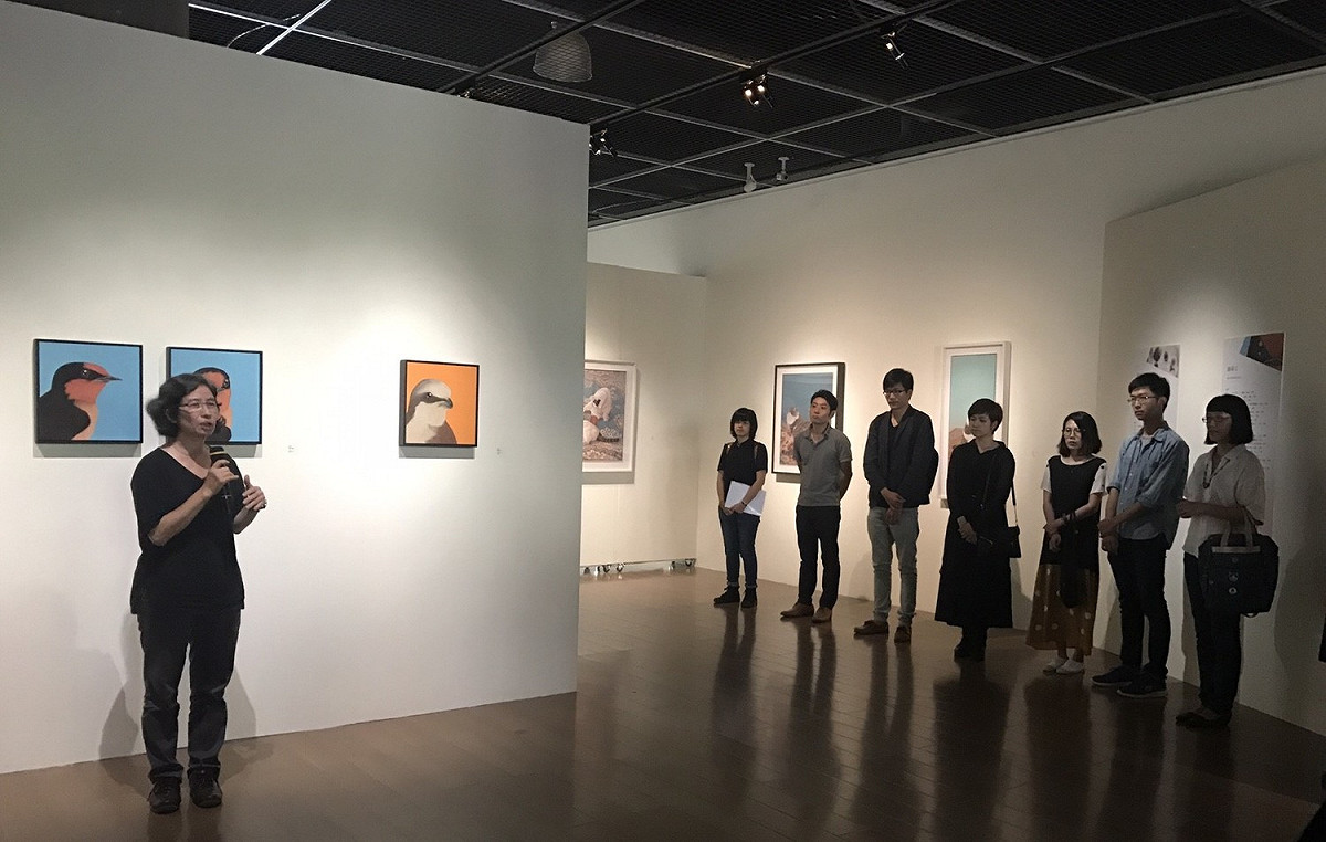 動物異想莊園左起：策展人李貞慧老師、周欣儀、白田誉主也、黃柏維、陳珮怡、韓妤、黃至正、鍾舜文。 圖：東海大學/提供