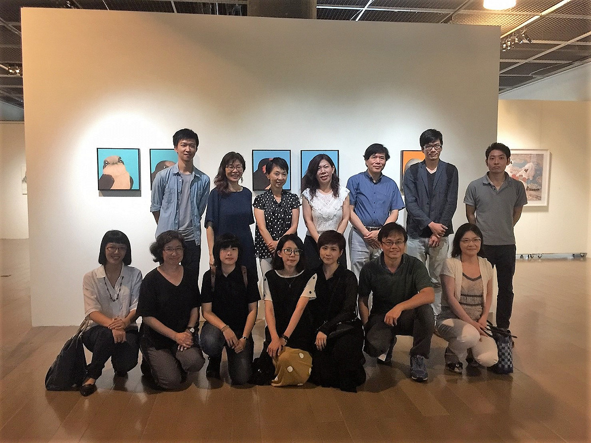 動物異想莊園參展者及與會貴賓合照（前左二策展人李貞慧老師，後左三日本多磨美術大學宮教授）。 圖：東海大學/提供