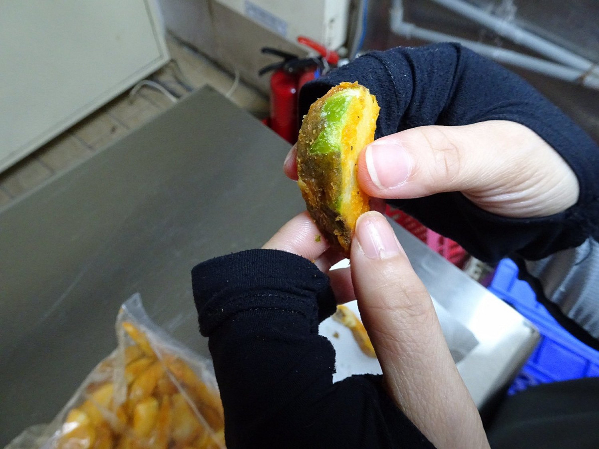 衛生局指出，昨日下午起稽查的8家摩斯漢堡分店，其中有成功店、健康店、高鐵台南店等3家店，現場撥開的薯條表皮出現綠色的情形 圖：翻攝自臺南健康報馬仔