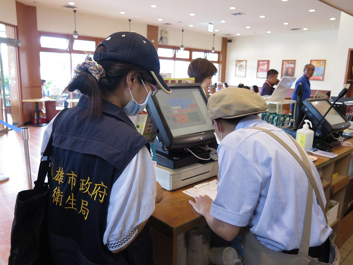 高雄市衛生局人員稽查轄區內的摩斯漢堡店。 圖 : 高雄市政府/提供