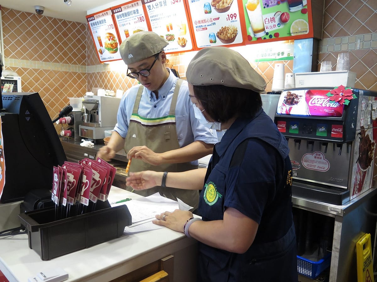高雄市衛生局人員稽查轄區內的摩斯漢堡店。 圖 : 高雄市政府/提供