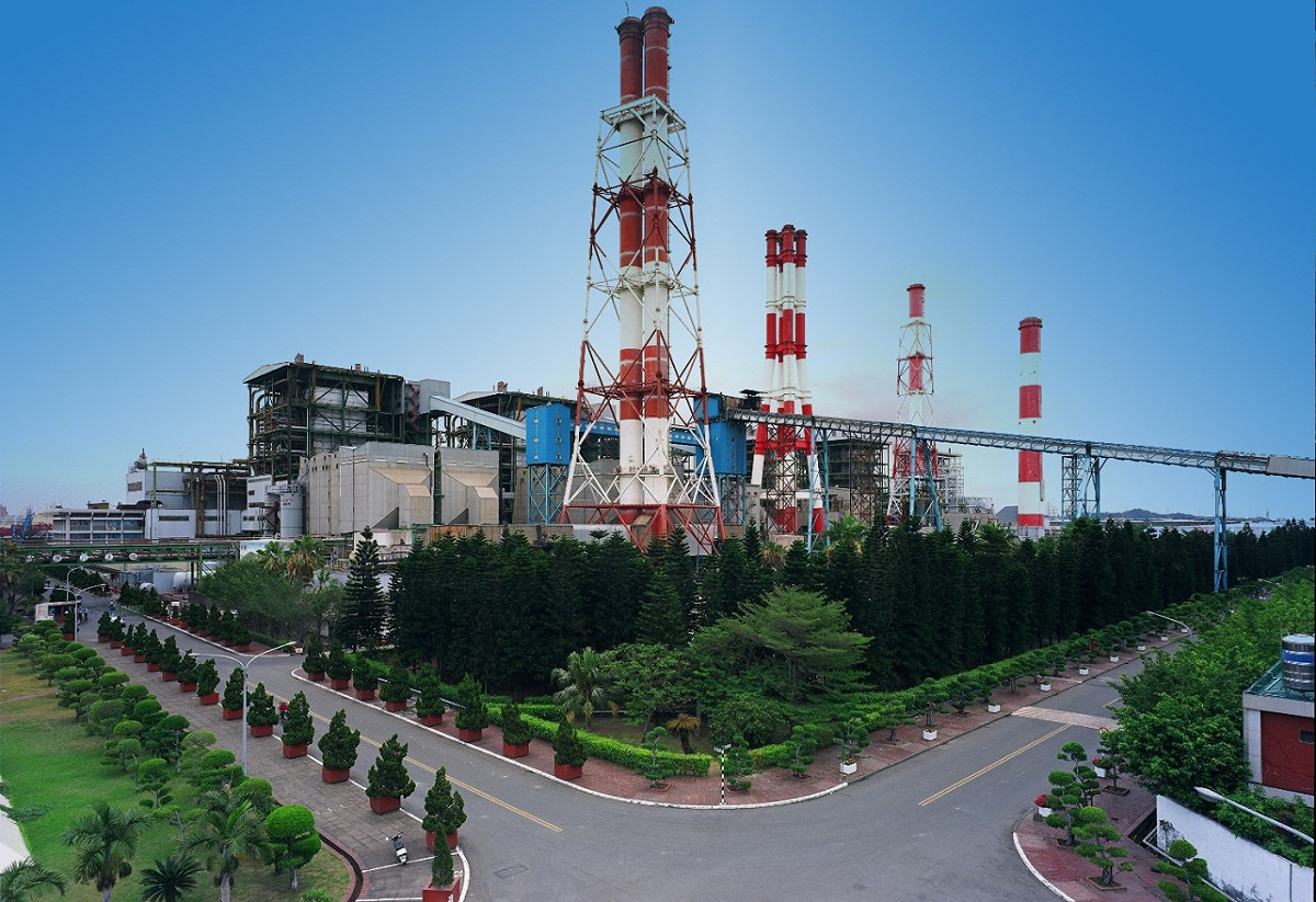雖然大潭7-1號機併聯失敗，但早上一同進行併聯工程的大林新1號機及通霄新1號是正常的，目前已開始挹注電量，今日供電有轉橘燈的希望。 圖 : 翻攝自台灣電力公司