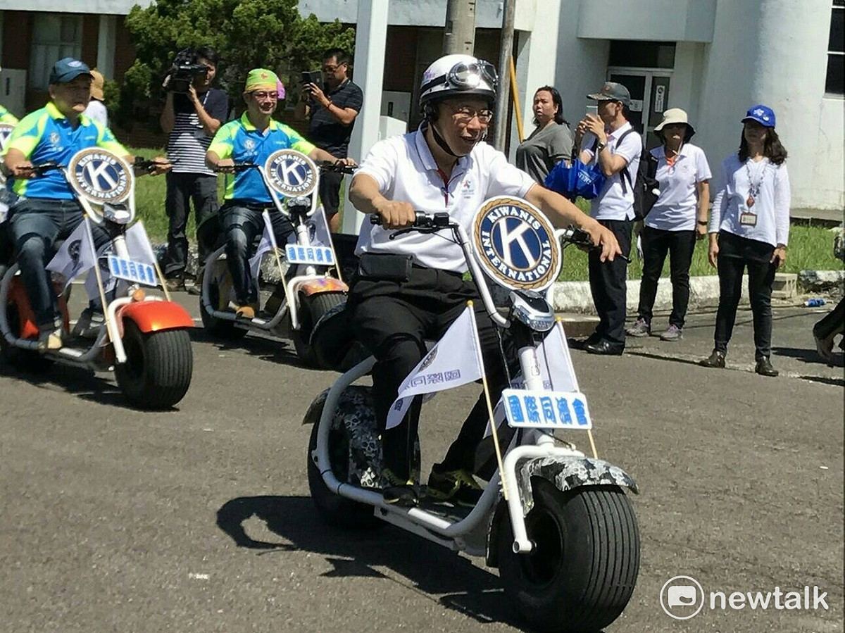 台北市政府將於12日（週六）下午舉辦「妝遊嘉年華踩街」活動，市府今（9）日舉辦記者會，台北市長柯文哲騎乘電動哈雷現身，邀請民眾一起參與這場台北市最大規模的嘉年華。 圖：周煊惠/攝