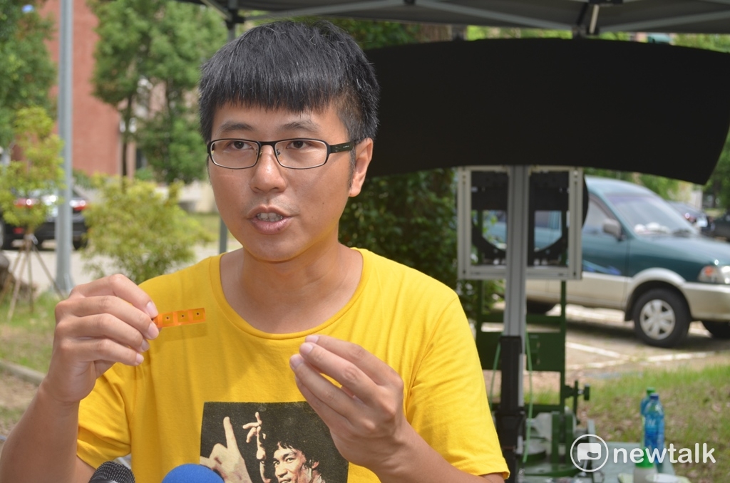 中正大學副教授蔡作敏手持晶片，說明「蜜蜂諧波雷達系統」的精密度。 圖：蔡坤龍/攝