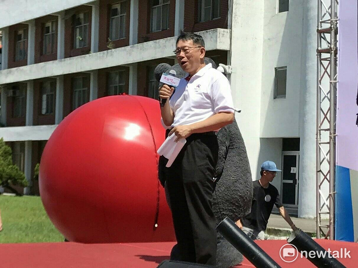 柯文哲表示，這次嘉年華踩街遊行參加人數高達30000人，突破1000台花車，是台北市最大規模的嘉年華遊行，希望藉由嘉年華大遊行歡迎來自世界各地的選手。 圖：周煊惠/攝