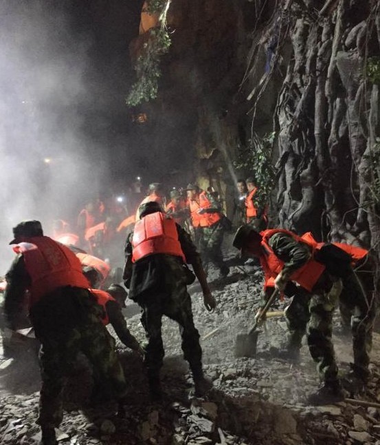 四川九寨溝發生7.0级地震，震源深度20公里，圖為救災現場。 圖：翻攝自中新社