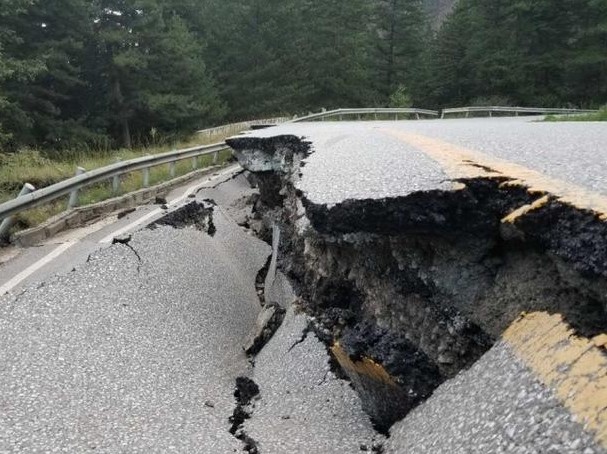 九寨溝景區九道拐處道路，山體坍塌，道路中斷。 圖：翻攝自中新社