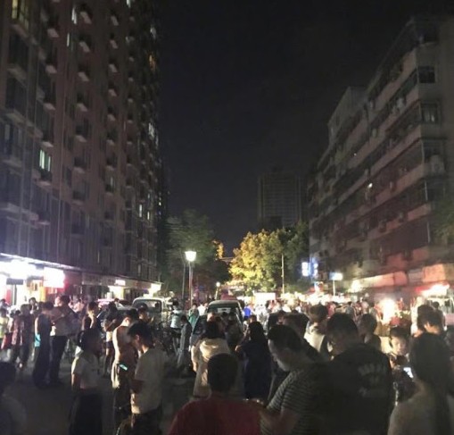 九寨溝發生7.0級強震，民眾紛紛跑到大馬路上，深怕餘震再起。 圖:翻攝自中國地震台網速報