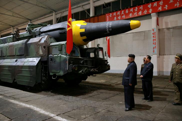 5月15日，北韓中央通信社(KCNA)5月15日公布了領導人金正恩檢視「火星12型」（Hwasong-12）中長程彈道飛彈的照片。根據最新報導，平壤揚言以火星12型來攻擊美國屬地關島。 圖：達志影像／路透社