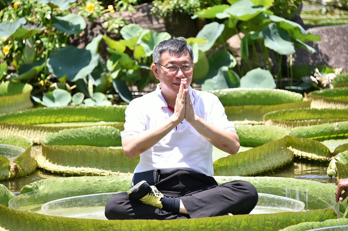 柯文哲帶上台北世大運的吉祥物熊讚一同坐上大王蓮，他在入｢座｣前表示有點毛毛的，所幸柯最後穩坐大王蓮，沒有落水。 圖：台北市政府／提供