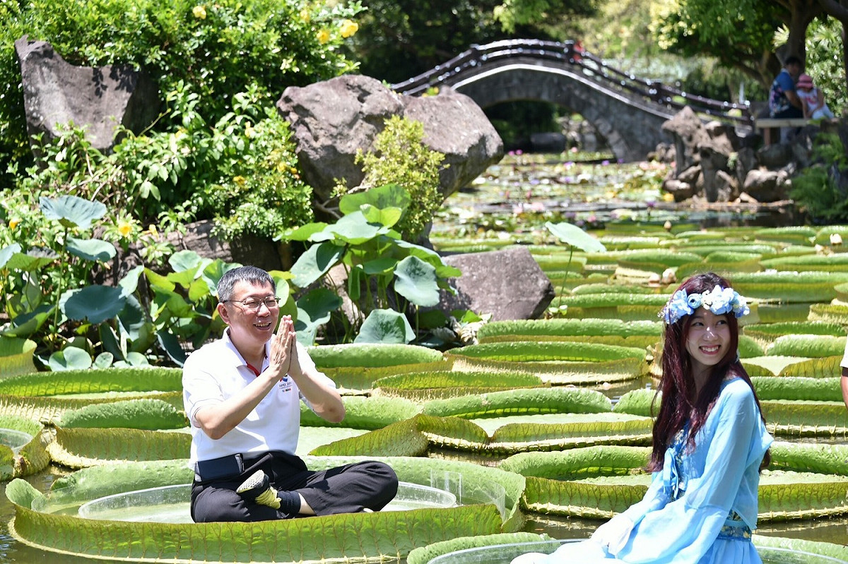 柯文哲今天乘坐大王蓮也應媒體要求，雙手合十和旁邊的古裝模特兒合照。 圖：台北市政府／提供