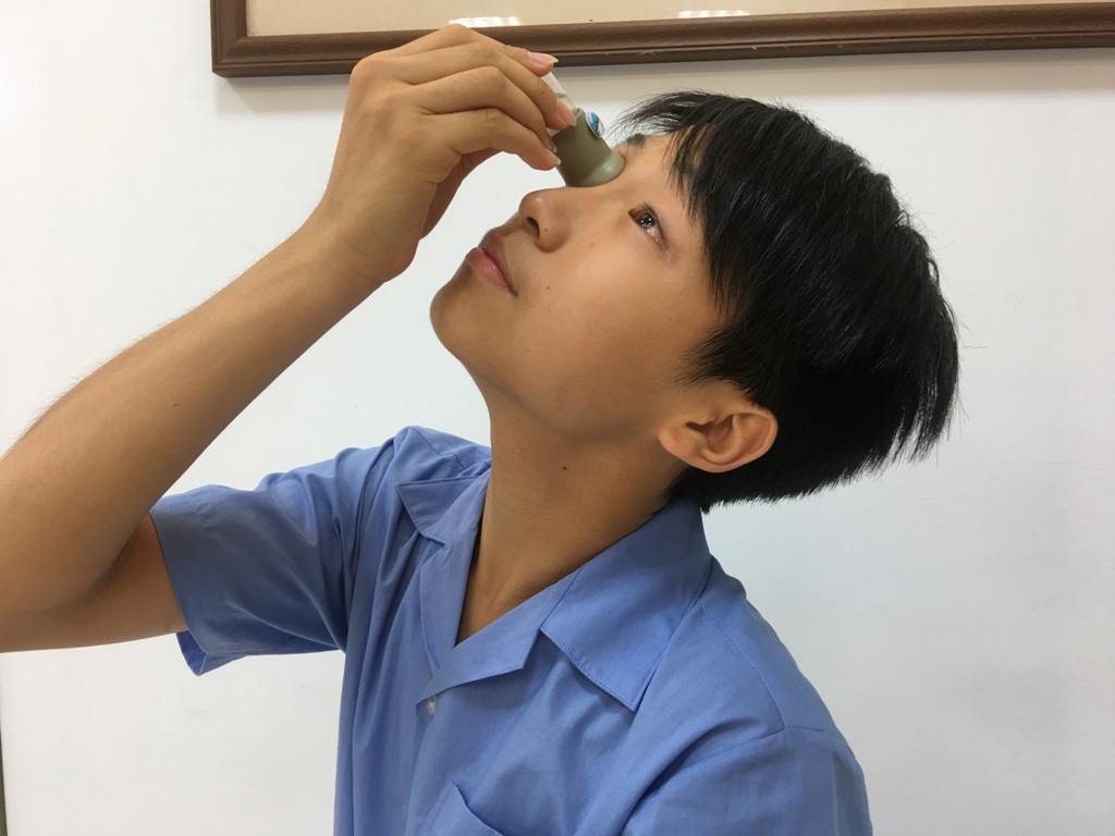 滴眼藥水輔助器能讓害怕點眼藥水的人順利完成任務，點眼藥水時將作品蓋在眼上，輕壓瓶身，便能在幾秒內順利完成點藥水的流程。 圖：明道中學/提供
