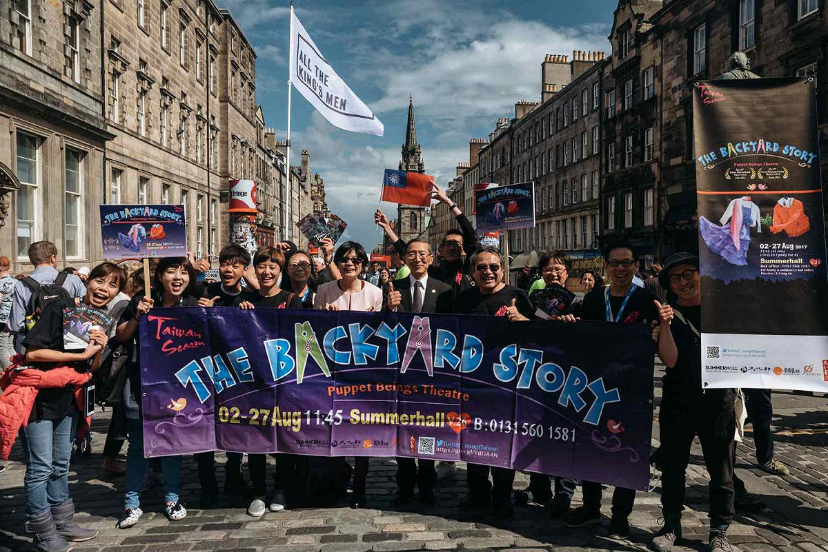 駐英國代表處林永樂大使與團隊一同街宣(偶偶偶劇團)。 圖 : 文化部/提供