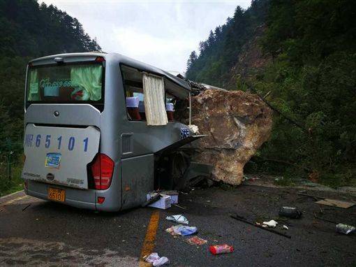 地震落石直接砸在九寨溝山區過往大小車輛，造成傷亡。 圖 : 翻攝自環球網