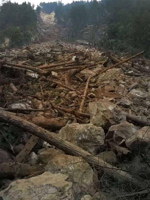 地震過後的九寨溝山區，滿目瘡痍。 圖 : 翻攝自環球網