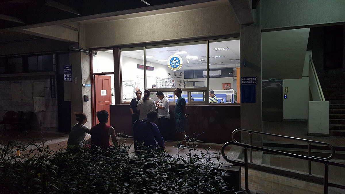 台中法警們沒閒著，有人要幫上一件被告辦理交保，有人要陪著法官開庭，還要幫忙預先準備押票，也要注意候審室中犯罪嫌疑人的狀況，忙得不可開交。 圖：翻拍自黃國昌臉書