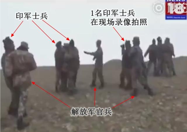 中國和印度士兵互相圍堵和拍照蒐證，肢體動作不少。 圖：翻攝自新浪軍網