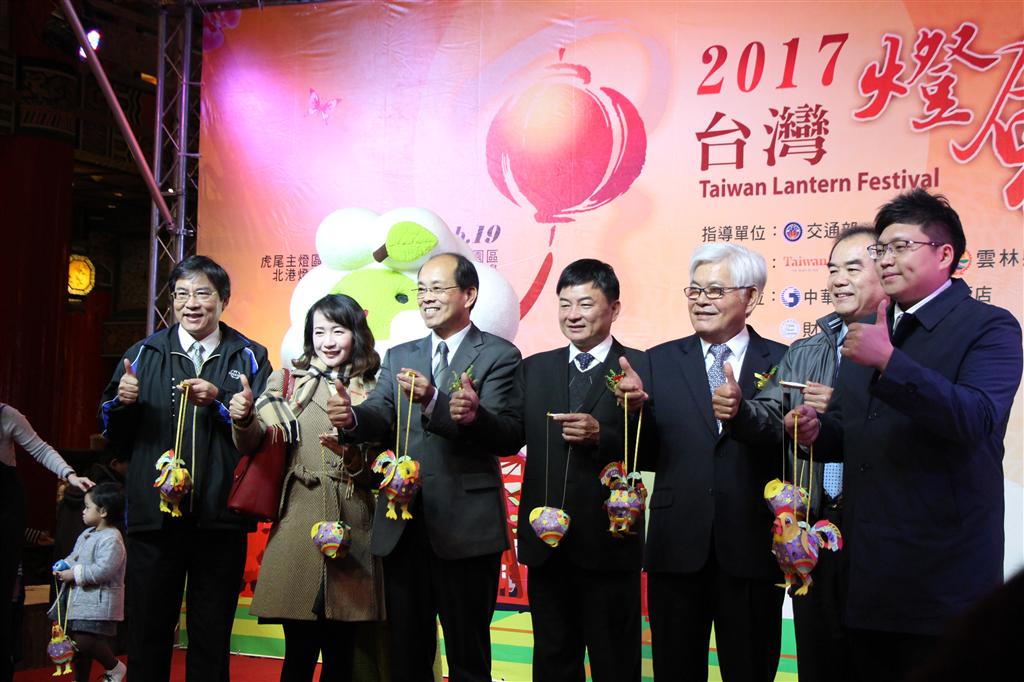 今年由雲林主辦的台灣燈會，廣獲各方好評，九天的展期，創下1360萬人入場、逾百億元觀光效益的亮麗成績單。其中縣長李進勇(右三)、新聞處長張凱傑(右一)是關鍵角色。 雲林縣政府提供