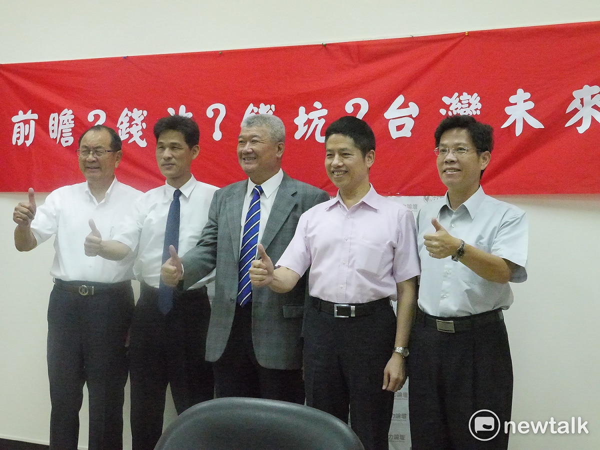 台灣競爭力論壇今（10）天上午舉行「前瞻？錢沾？錢坑？台灣未來？」記者會，與會人士痛批蔡政府急於闖關通過前瞻預算，「短期的政治操作而造成長期巨大的經濟損失」。 圖：趙婉淳／攝