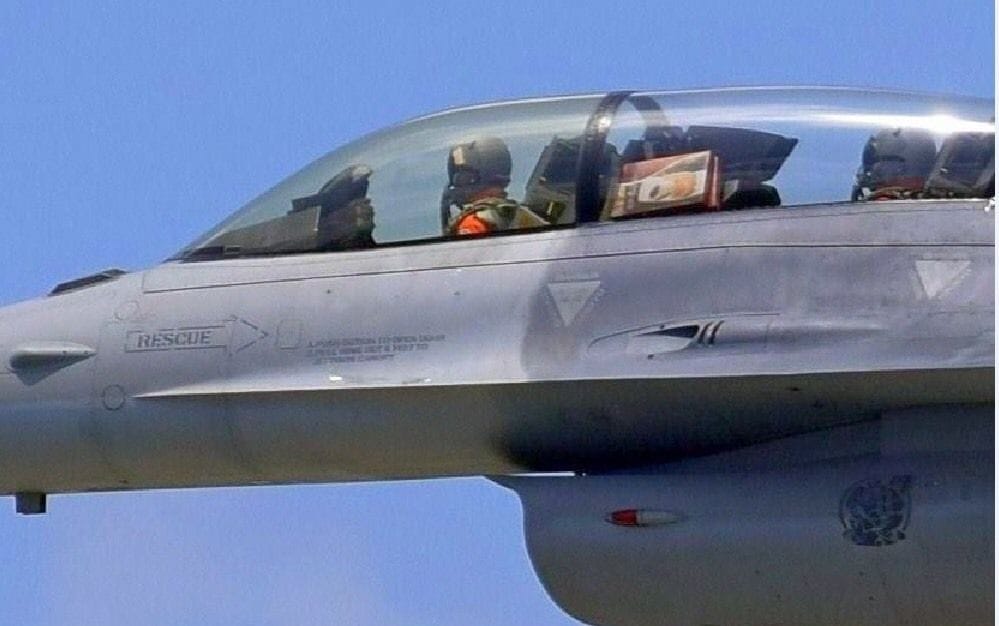 空軍F-16B雙座戰機日前執行任務時，被民眾拍到後側教官艙竟然載了兩盒花蓮名產麻糬，該照片被上傳網路引發網友熱議，不少網友笑稱最強業配，還有人為麻糬喊冤｢想坐飛機不行嘛！｣ 圖 : 翻攝自ptt